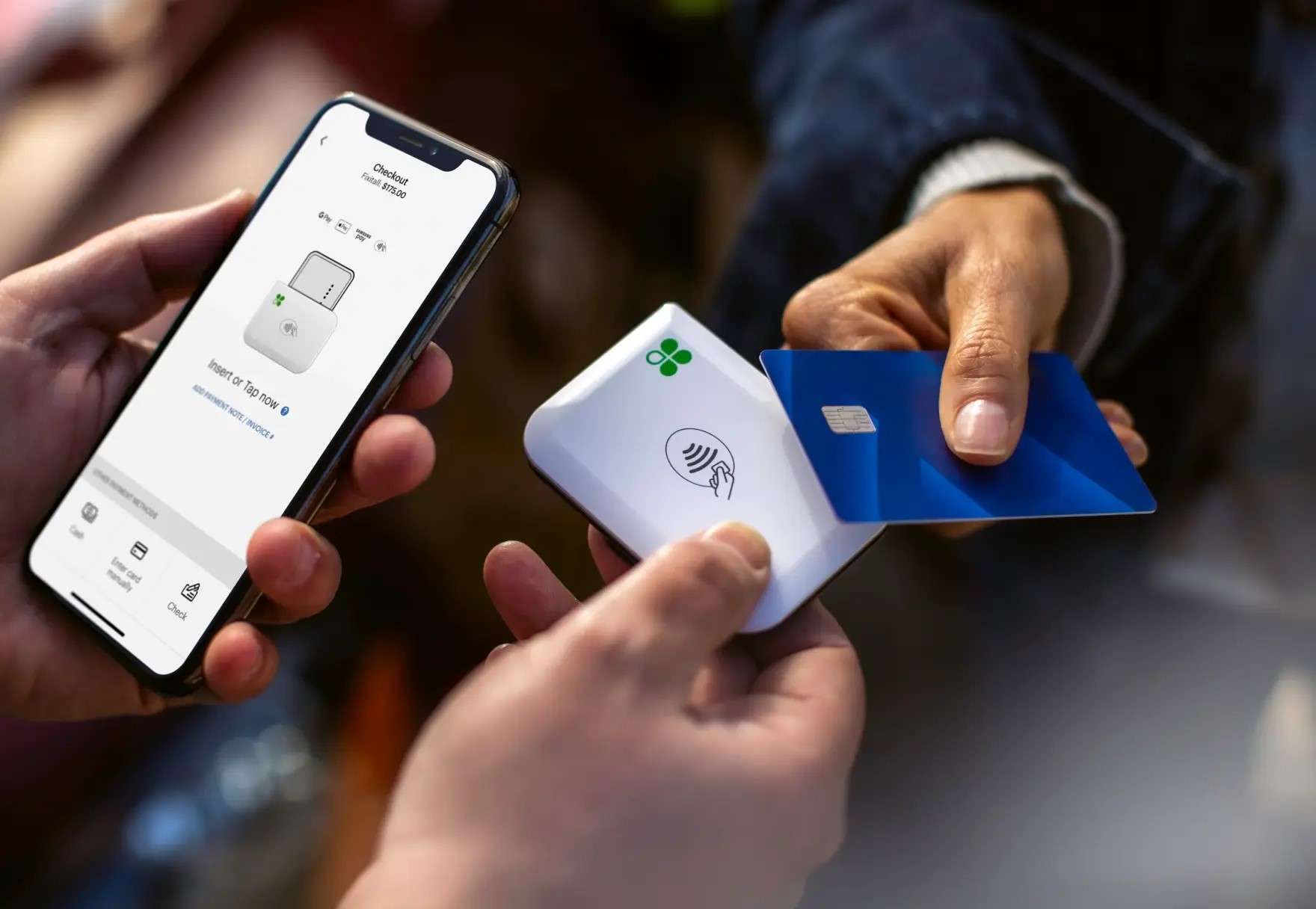 Clover Go lector usado con smartphone para pago contactless