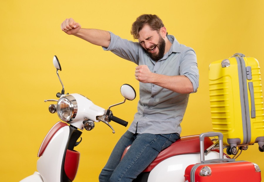Cliente emocionado celebrando la compra de un scooter con equipaje